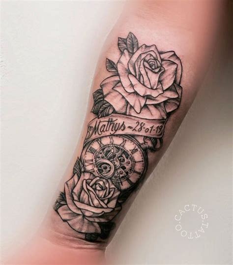 rose tatuaggio braccio|Tatuaggio con rose: significato e 200 foto a cui ispirarsi